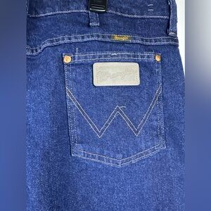 , wrangler, 42x32, 98% cotton, 2% spandex.